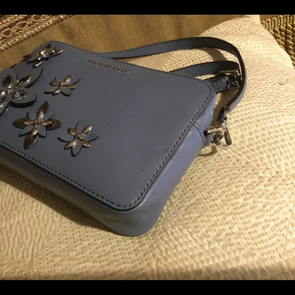 Michael Kors Flowers Denim Camera Bag  🎉 SALE 🎉 - Picture 2 of 6